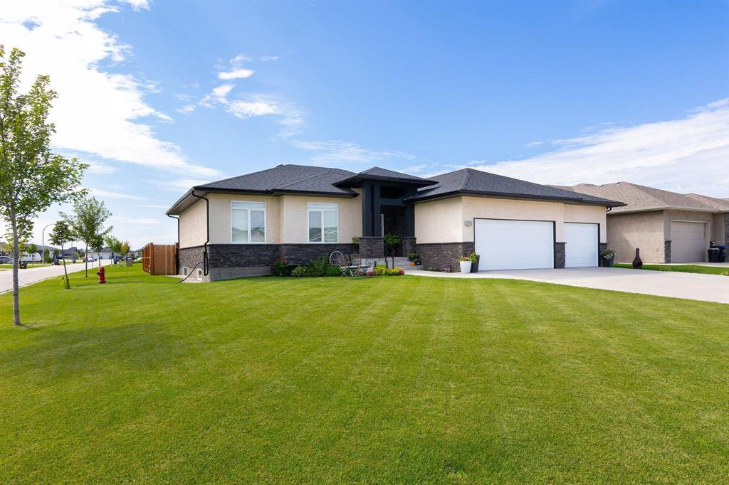 230 Chrysler Gate, Steinbach, Manitoba  R5G 0Z8 - Photo 1 - 202521426