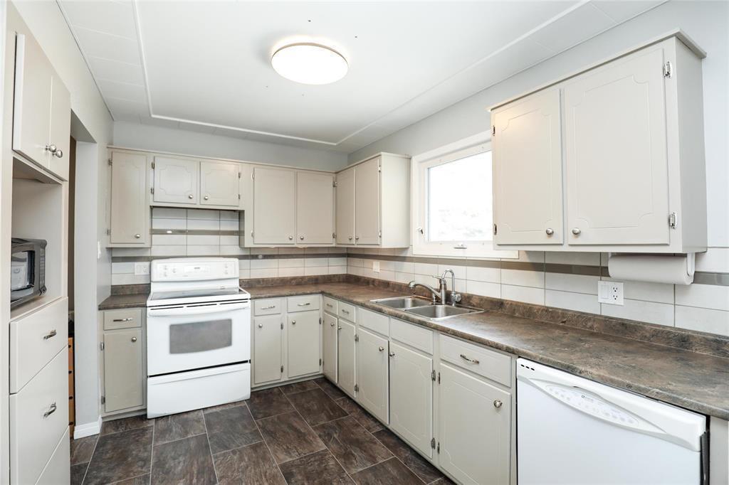 551 Wilson Street, Steinbach, Manitoba  R5G 0J5 - Photo 9 - 202522959