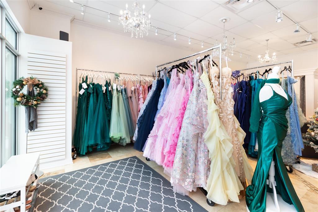 G&h 197 Main Street, Steinbach, Manitoba R5G 1Y5 - Photo 3 - 202529514