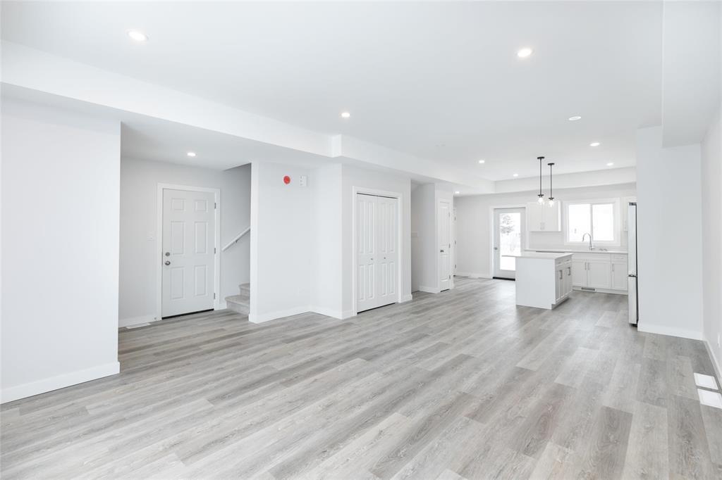 44 Sterling Crescent, Steinbach, Manitoba R5G 2P9 - Photo 4 - 202529766